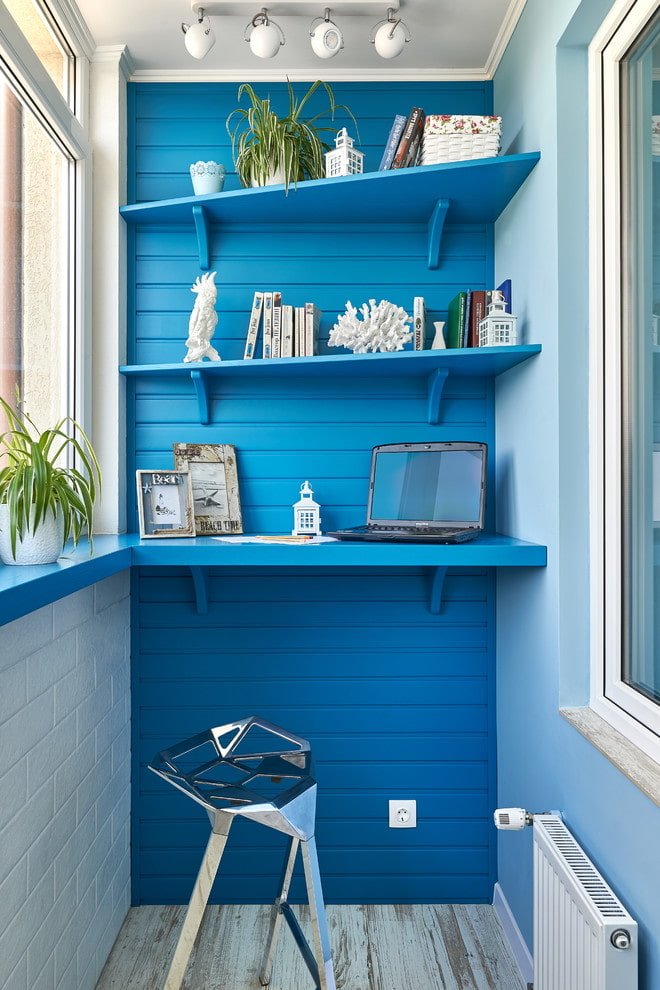 inrichting van een balkon in een appartement in Chroesjtsjovka