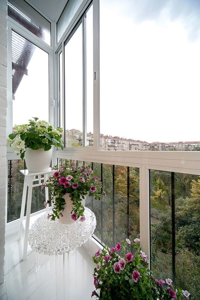 beglazing van een balkon in een appartement in Chroesjtsjovka