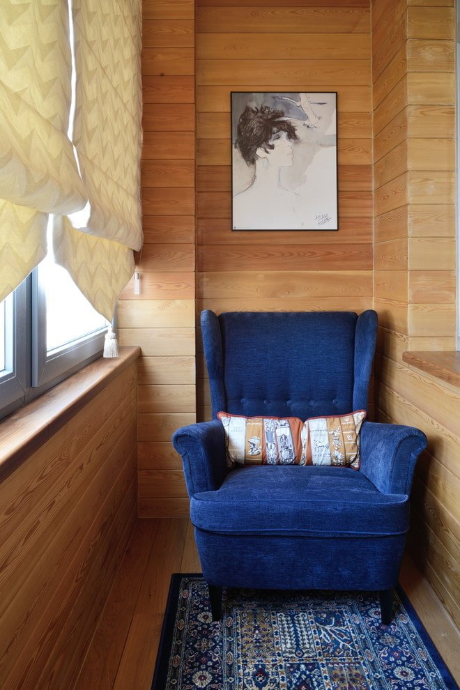 muurdecoratie op het balkon in een appartement uit het Chroesjtsjov-tijdperk