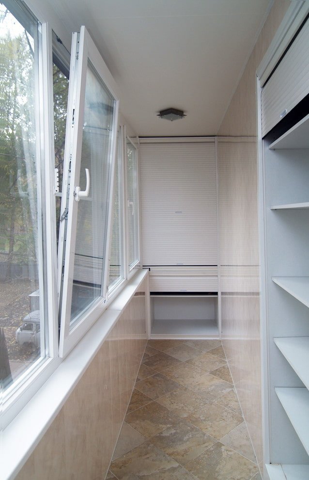 beglazing van het balkon in het Chroesjtsjov-appartement
