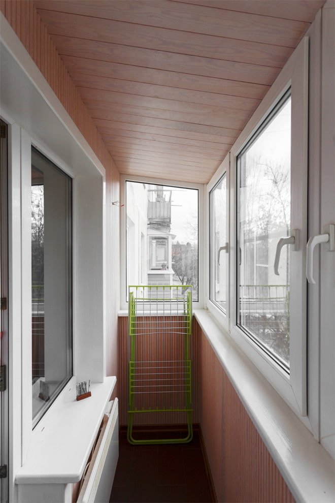 beglazing van het balkon in het Chroesjtsjov-appartement