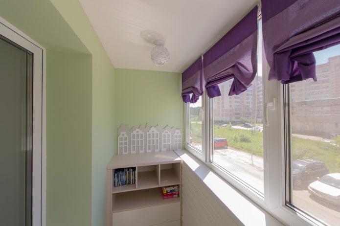 plafonddecoratie op het balkon in een Chroesjtsjovisch appartement