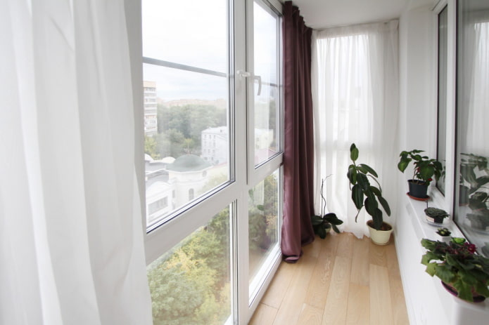 beglazing van een balkon in een appartement in Chroesjtsjovka