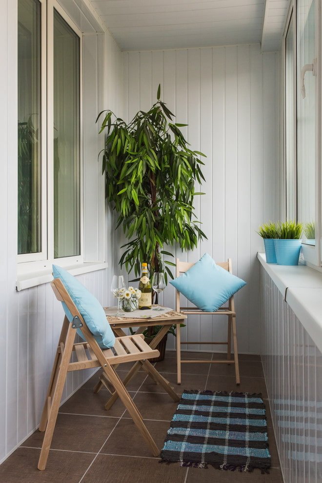 het afwerken van de vloer op het balkon in een Chroesjtsjovs appartement