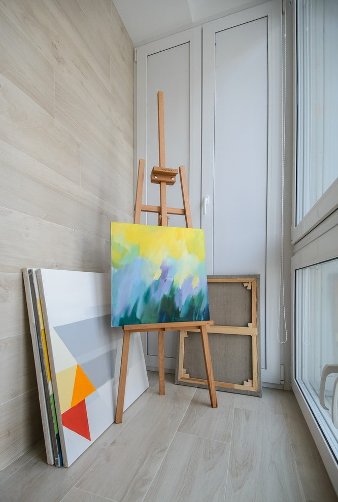 het afwerken van de vloer op het balkon in een Chroesjtsjovs appartement