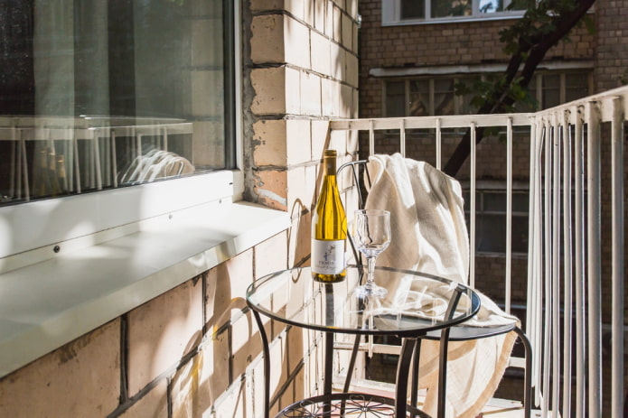 open balkon in een appartement in Chroesjtsjovka
