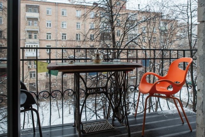open balkon in een appartement in Chroesjtsjovka