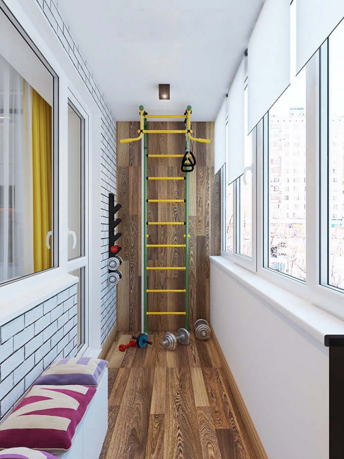een plek om te sporten op een loggia in een gebouw uit het Chroesjtsjov-tijdperk