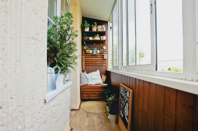 gordijnen en decoratie op het balkon in het appartement van Chroesjtsjov