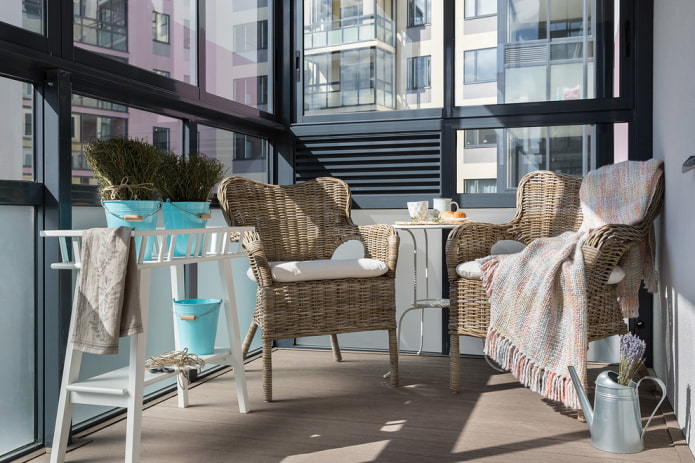 een loggia inrichten in Scandinavische stijl
