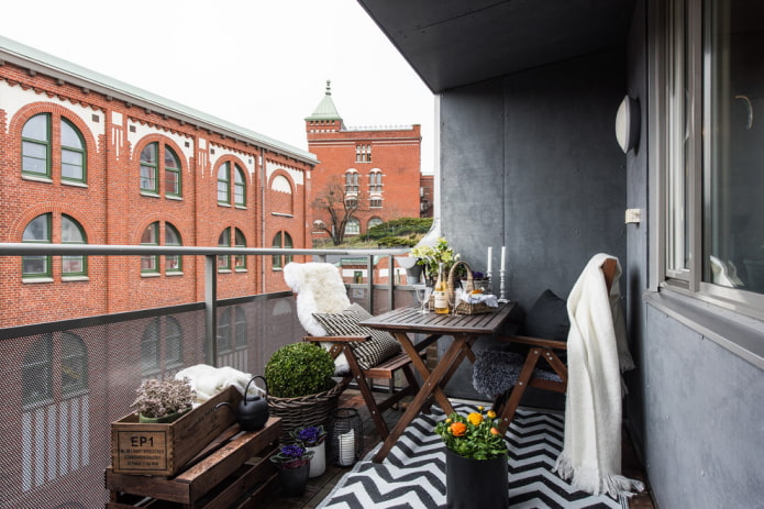 decoratie en planten op de loggia in Scandinavische stijl
