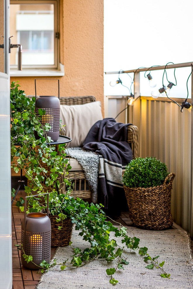 decoratie en planten op de loggia in Scandinavische stijl