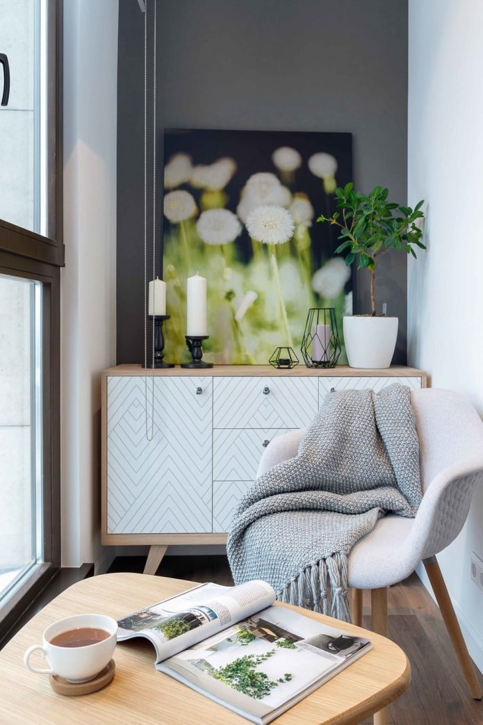 decoratie en planten op de loggia in Scandinavische stijl