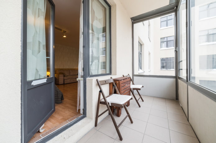 een loggia afwerken in Scandinavische stijl