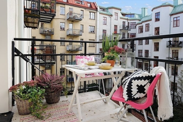 decoratie en planten op de loggia in Scandinavische stijl