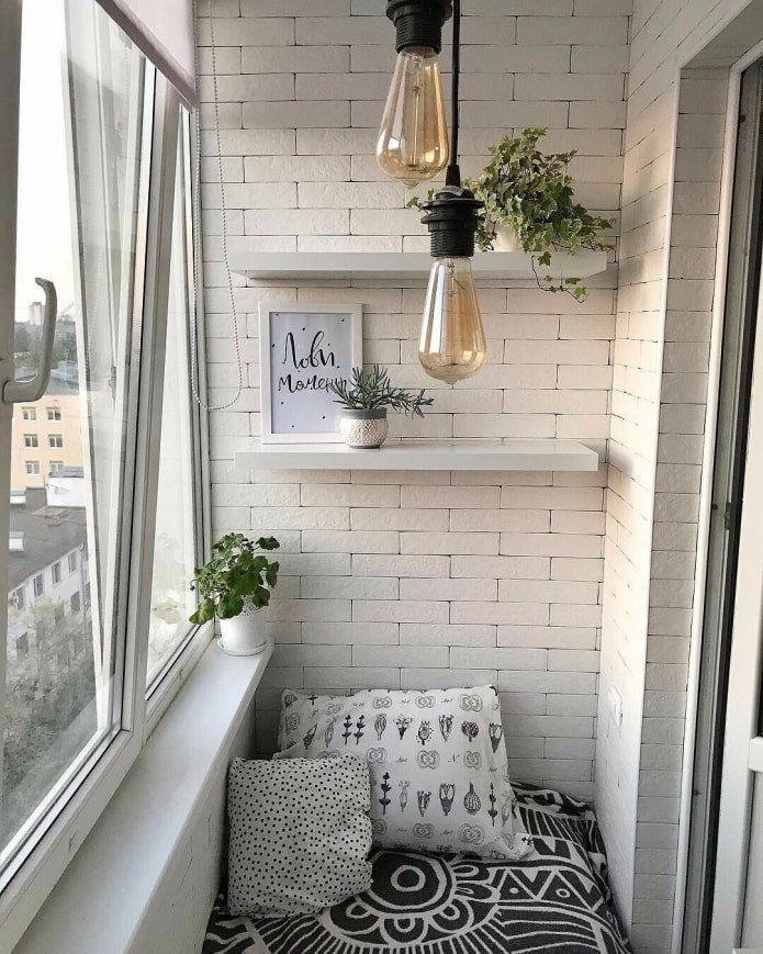 Balkon in industri?le stijl in lichte kleuren
