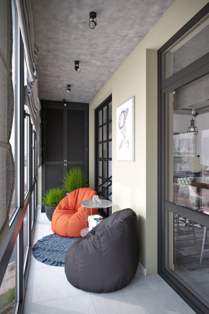 Frameloze meubels op een loggia