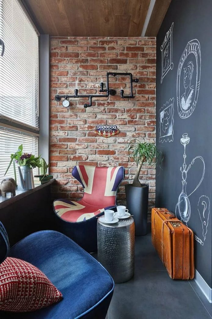 Balkon met leistenen muur in loftstijl