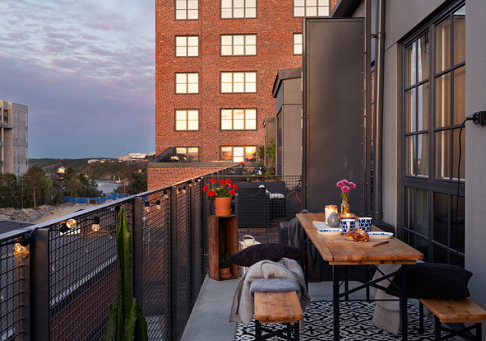 Open balkon met decoratieve verlichting