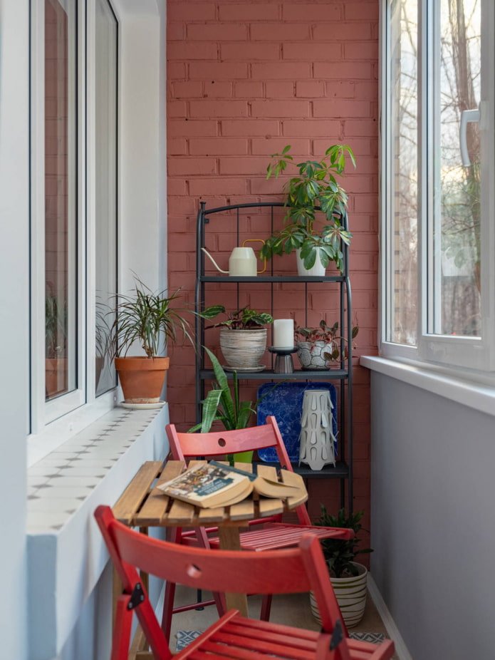 Plankenkast en zithoek op een balkon in loftstijl