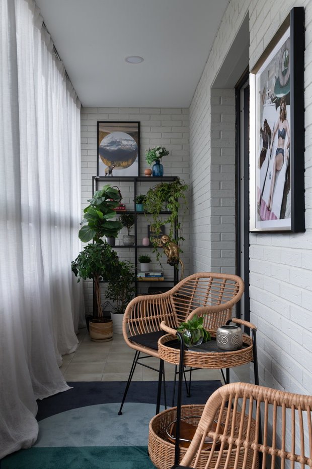 Balkon met bakstenen muren
