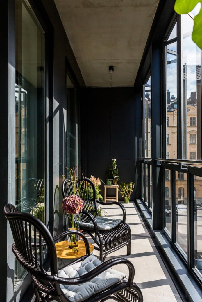 Zwart balkon in loftstijl