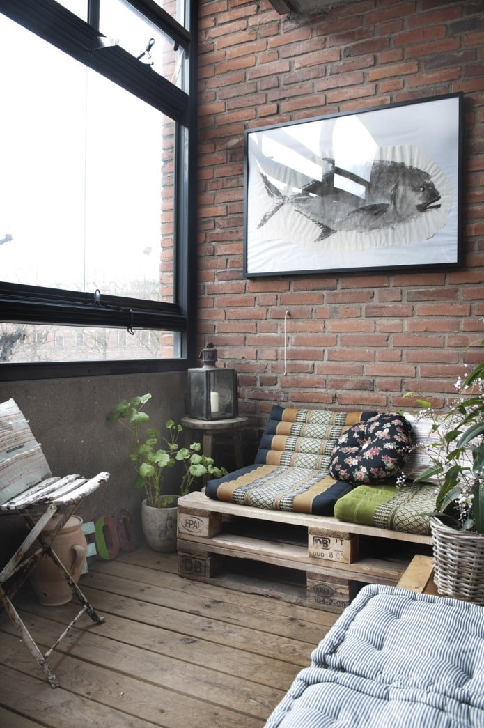 Loggia met palletmeubelen in loftstijl