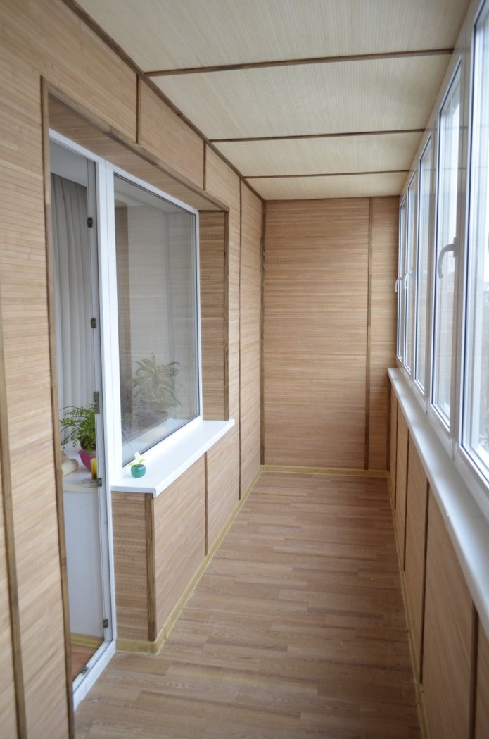 Bamboebehang op het balkon
