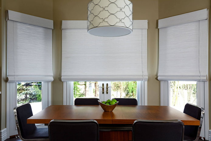 witte bamboe vouwgordijnen in het interieur