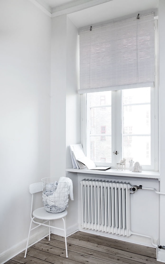 witte bamboe rolgordijnen in het interieur