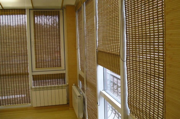 bamboe rolgordijnen op het balkon
