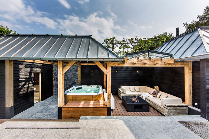 Terras met jacuzzi