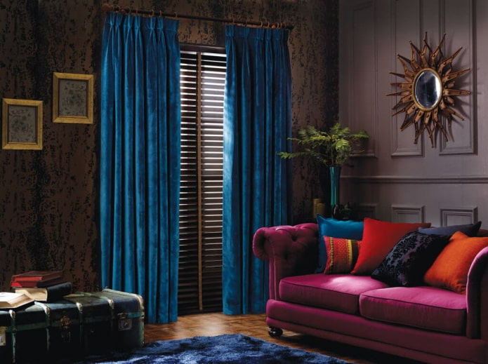 blauwe fluwelen gordijnen in het interieur