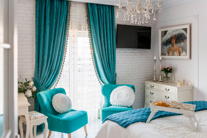 turquoise fluwelen gordijnen in het interieur