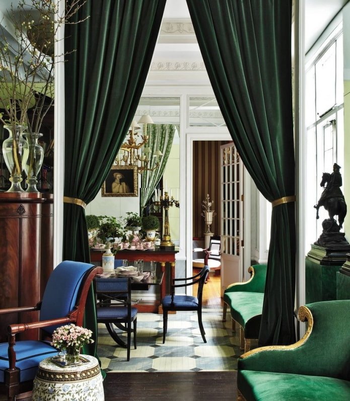 groene fluwelen gordijnen in het interieur