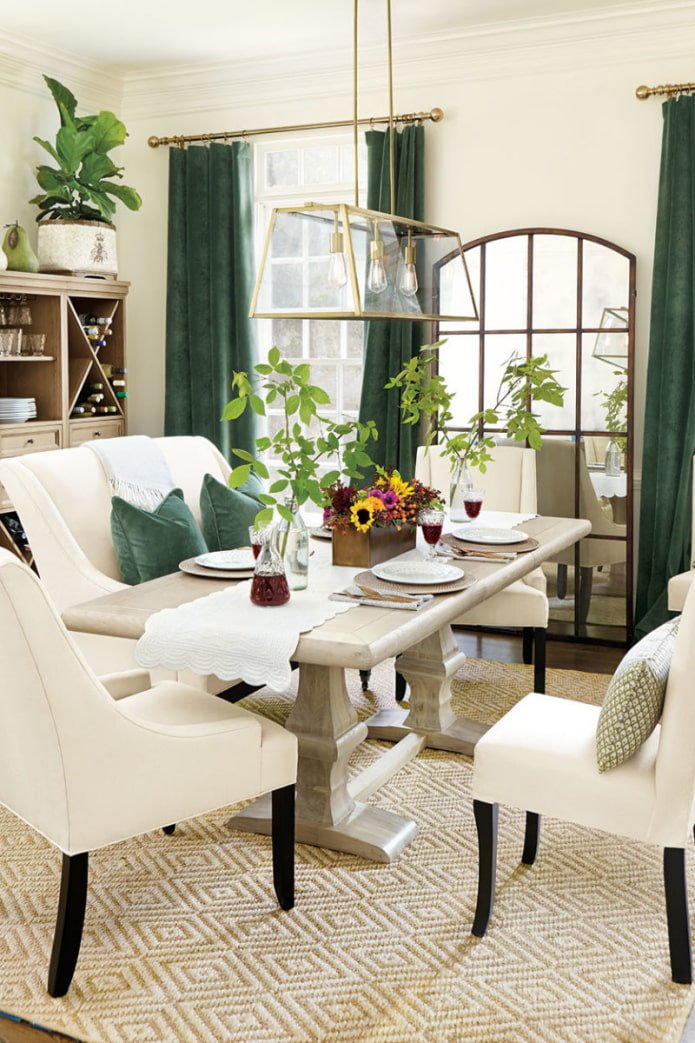 groene fluwelen gordijnen in het interieur van de woonkamer