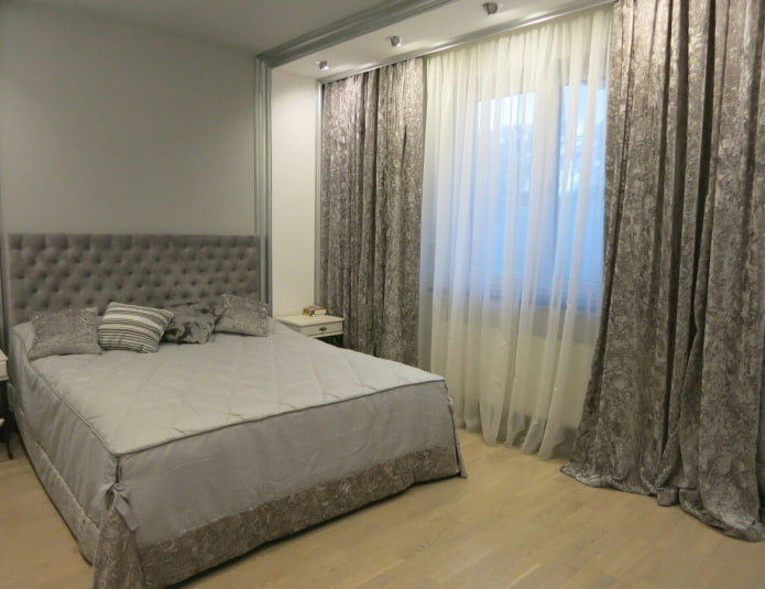 grijze fluwelen gordijnen in de slaapkamer
