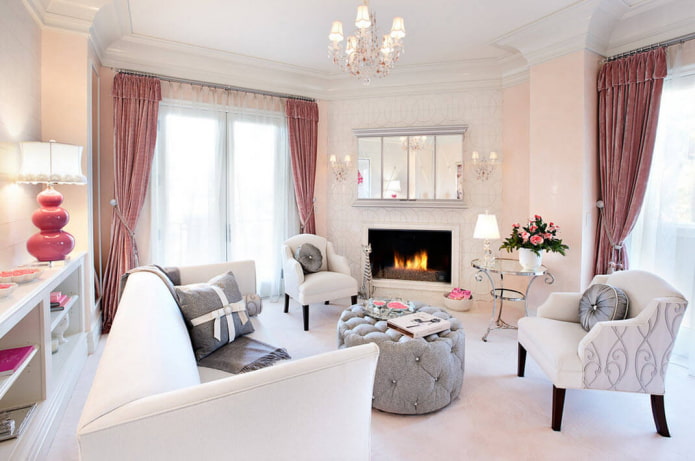 roze fluwelen gordijnen in de woonkamer