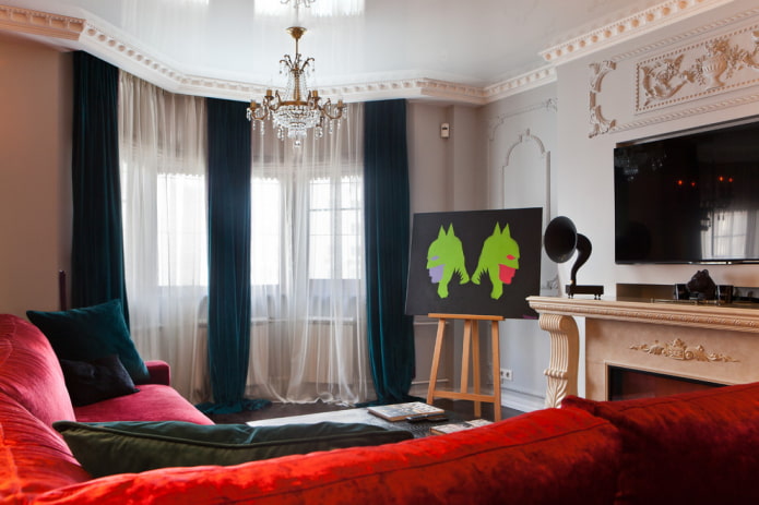 fluwelen gordijnen in het interieur van de woonkamer