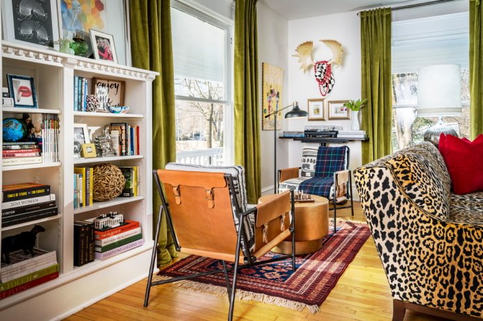 fluwelen gordijnen in het interieur van de woonkamer