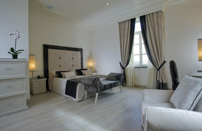 beige fluwelen gordijnen in de slaapkamer