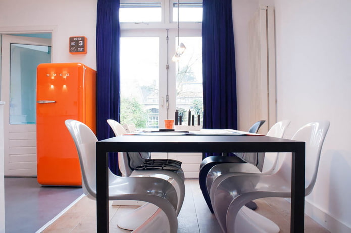 fluwelen gordijnen in het keukeninterieur