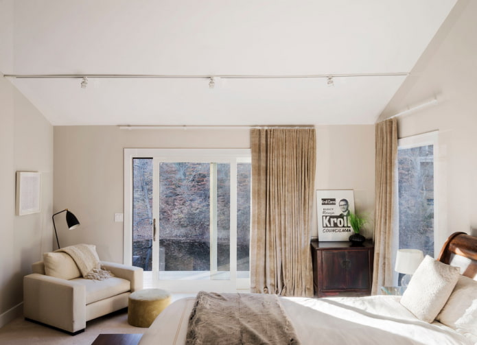 beige fluwelen gordijnen in de slaapkamer