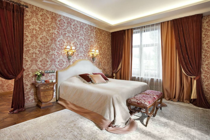 bordeauxrode en gouden gordijnen in de slaapkamer