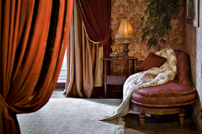fluwelen gordijnen in een interieur in oosterse stijl