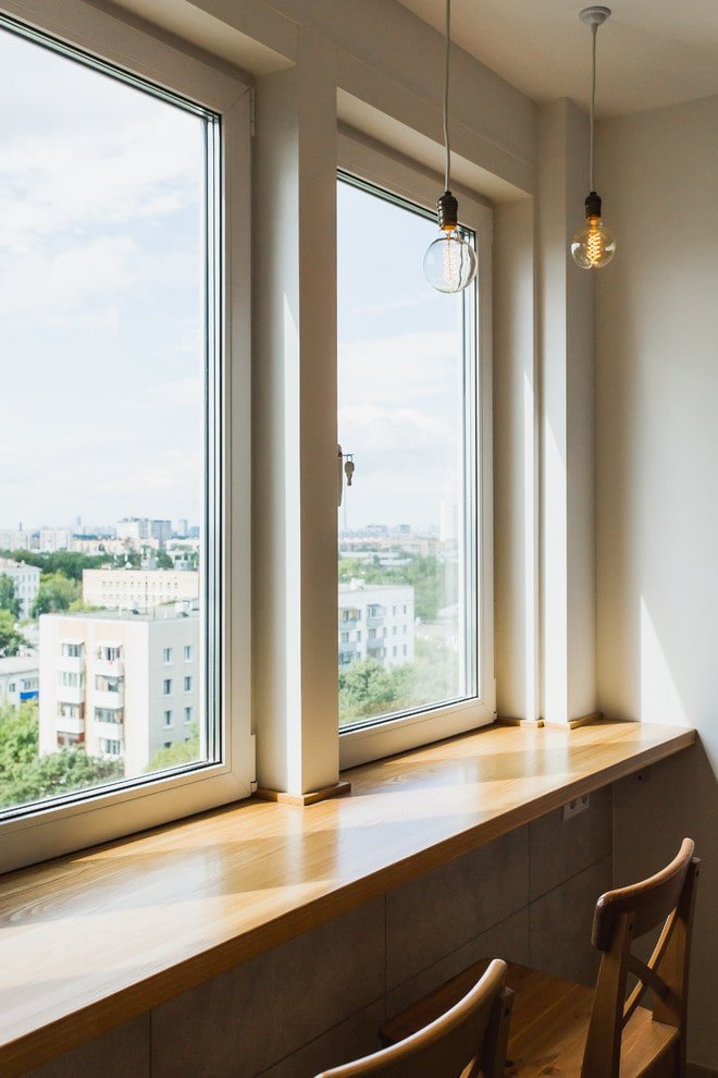 bar op het balkon vanaf de vensterbank