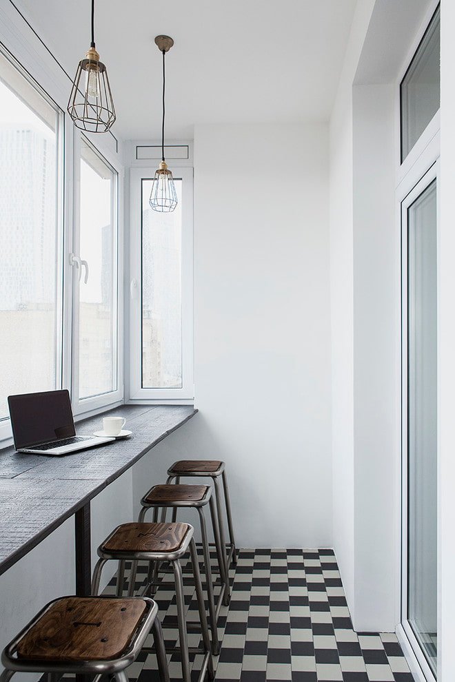 idee voor het decoreren van een balkon in loftstijl