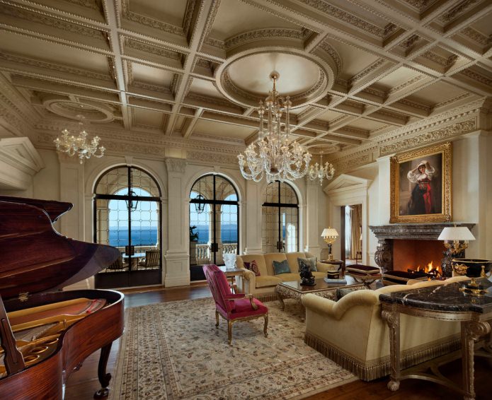 kristal, open haard, gouden lijst bij het schilderij