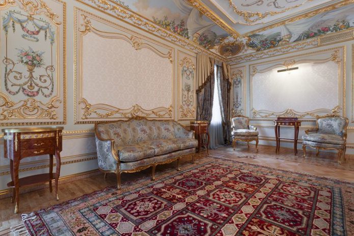 gouden lijsten aan de muren