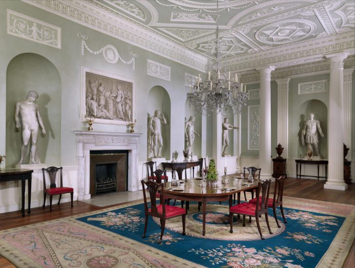 stucwerk aan het plafond, beelden binnenin